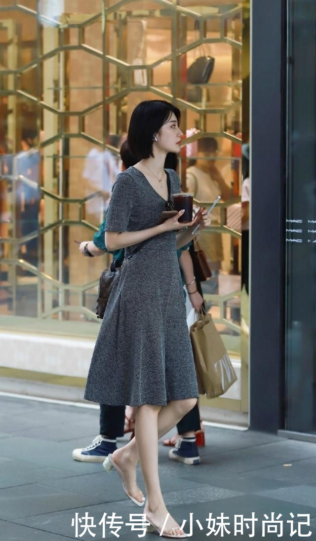  美女|街拍：姑娘穿一条丝滑的一字肩长裙, 太有潮力值了