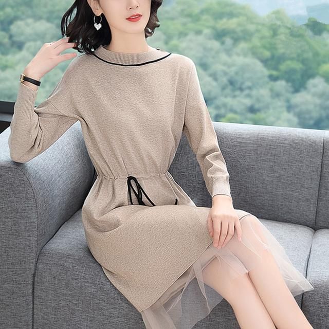 不得不讲：51岁小姨太时髦！尤其穿这印花裙，简直美得不得了