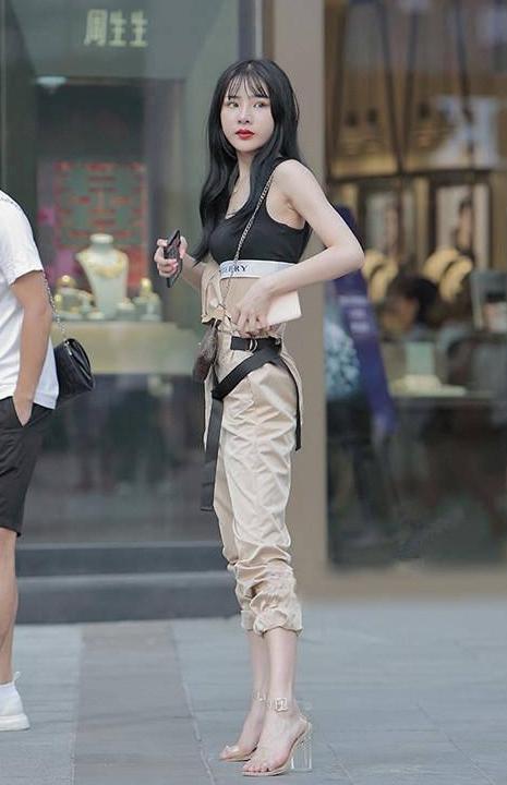 街拍：图1被韩雪美到了，腰都快像包包那么细了！图3包臀裙美女