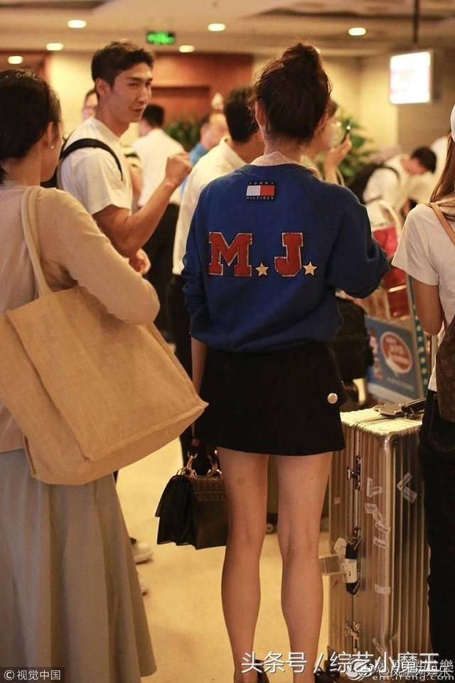 江疏影机场武大靖开心热聊！穿短裙露雪白美腿！