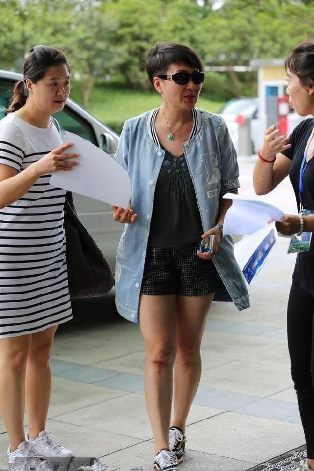 张凯丽赶时髦被嫌弃，网友：都多大岁数了，还穿个短裙露个大腿！