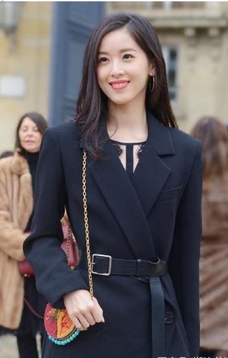 当24岁章泽天和37岁田朴珺同穿西装，一个温婉大气，一个霸气十足