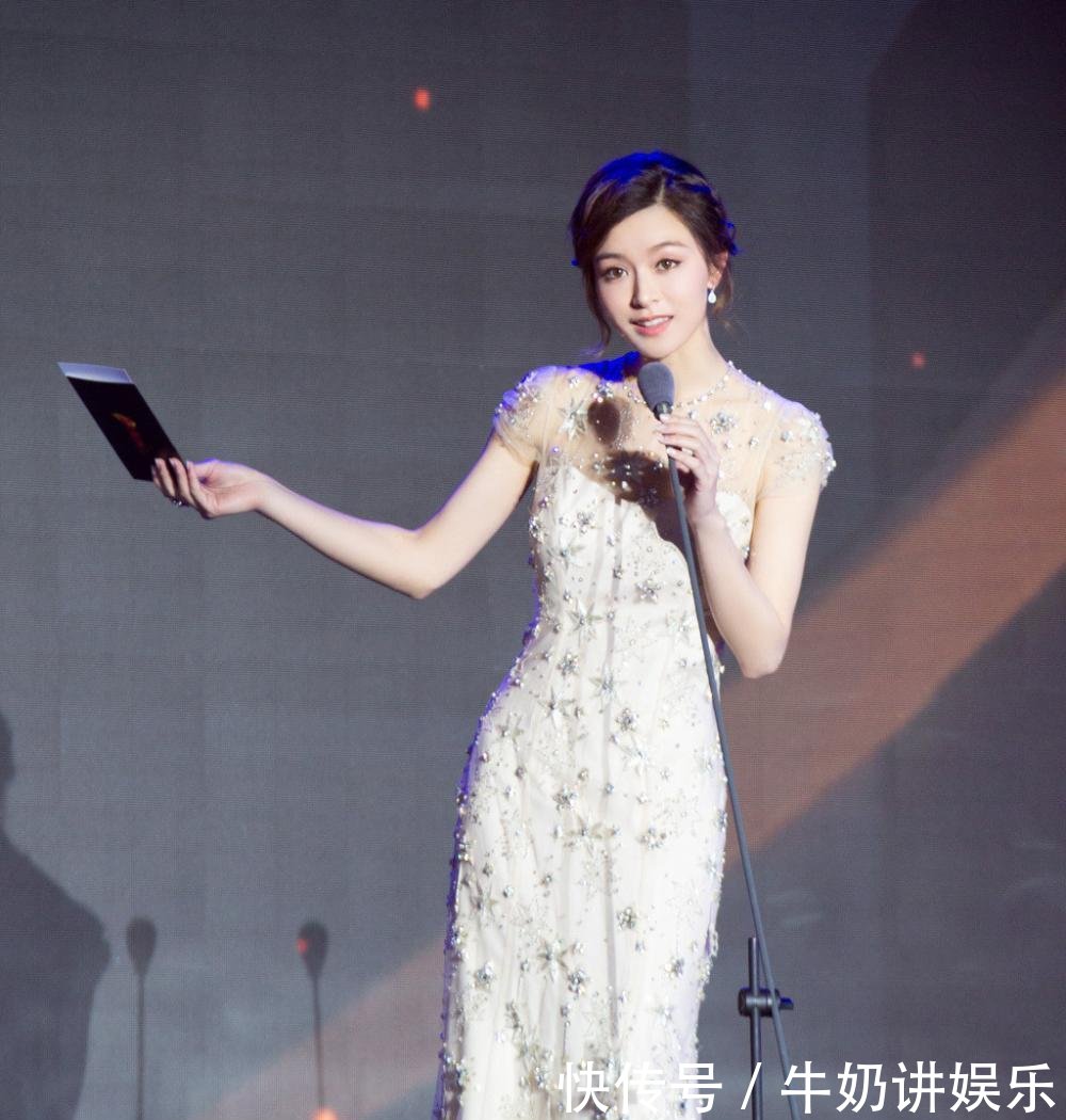 文咏珊穿开叉裙现身, 却被吐槽“五五身段”网友: 再性感也没用!