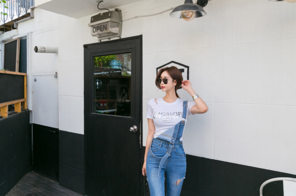 女神孙允珠，纪梵希荧粉水洗磨牛仔背带裤