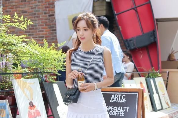 街拍 夏天秀出白皙美腿的妙龄女郎, 孙允珠长腿诱惑写真