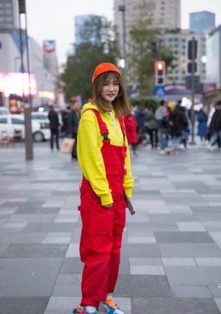 『女性』路人街拍，小姐姐搭配一件黑色背心，展示出女性的活力气息