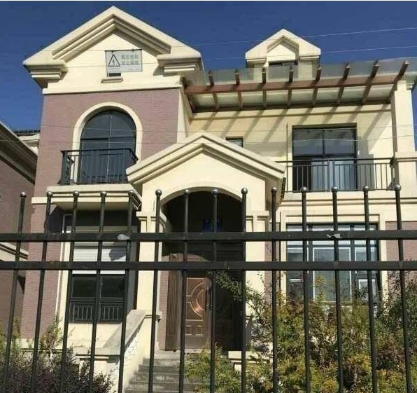  漂亮：现在的农村别墅都这么漂亮！继续住在城市里吧？