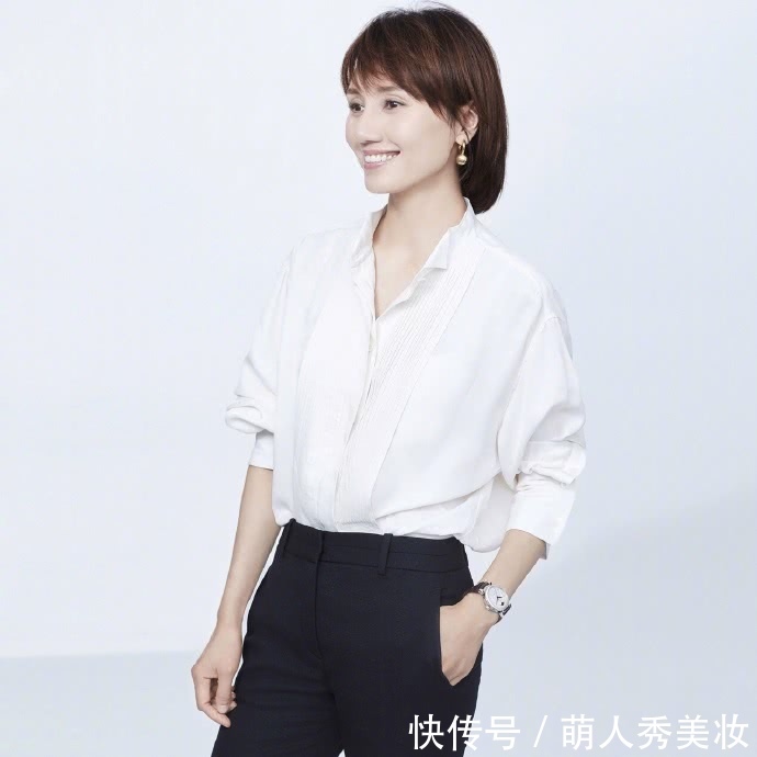 袁泉穿半身裙亮相，紧到走路都不方便了，网友：夏雨能hold住吗？