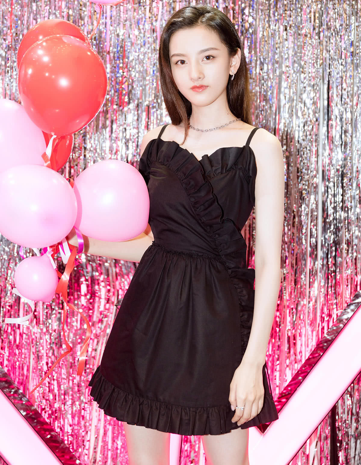 关晓彤亮相活动，穿性感吊带裤暴露最大“缺点”，网友:真敢穿