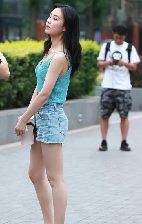 『美女』街拍:人见人爱,花见花开的清纯美女,真是让人百看不厌!