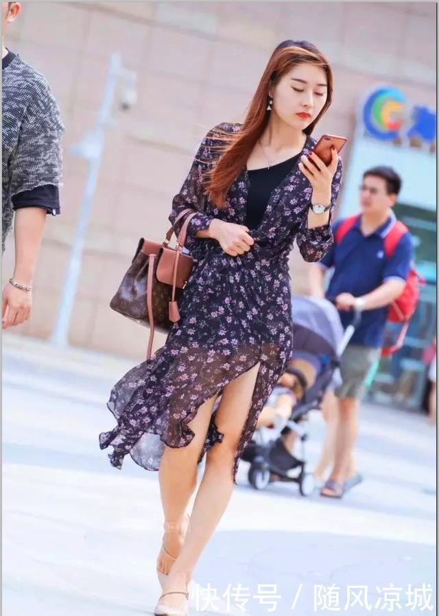 美女■街拍:穿黑色纱裙的长腿美女,漂亮高挑!