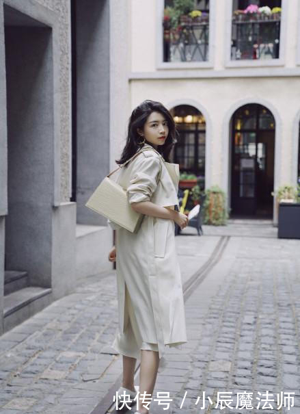  小姐姐：春光拂面，三木博主白色风衣搭配丝绸裙，演绎“春日里的一抹白”