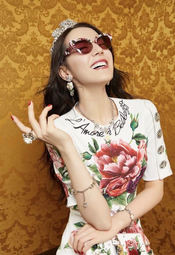 40岁刘涛和26岁迪丽热巴同穿印花裙，网友:热巴还是太嫩了点!