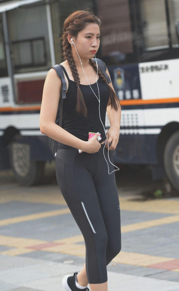 健身小姐姐穿着黑色紧身裤，肉肉的翘臀很有弹性，今天的裤子有些