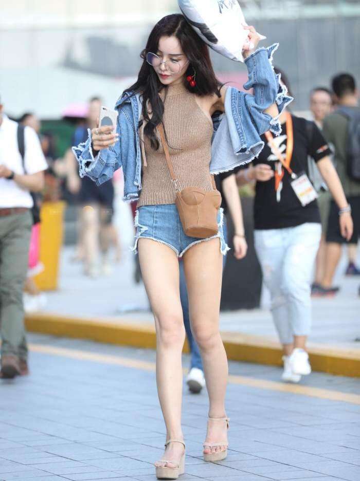 街拍: 美女穿牛仔小短裤上街, 腿型真不错