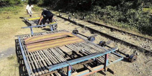 全球最牛火车,时速30能载40人,开车前需乘客自己搬上铁轨