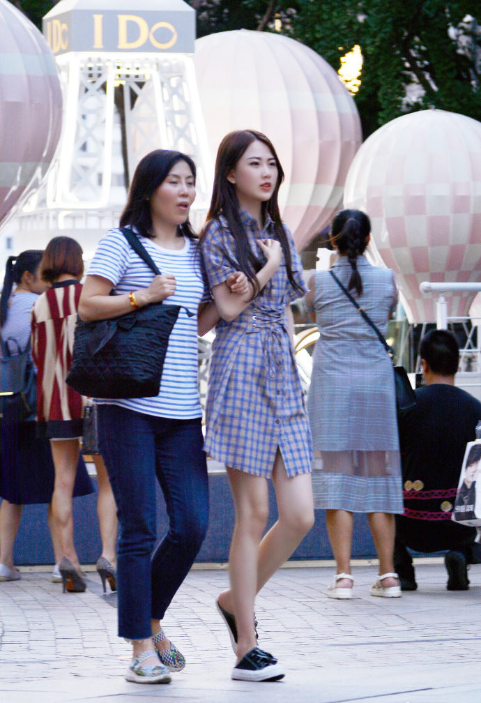 时尚街拍，仙气十足的长裙，彰显时尚的魅力!