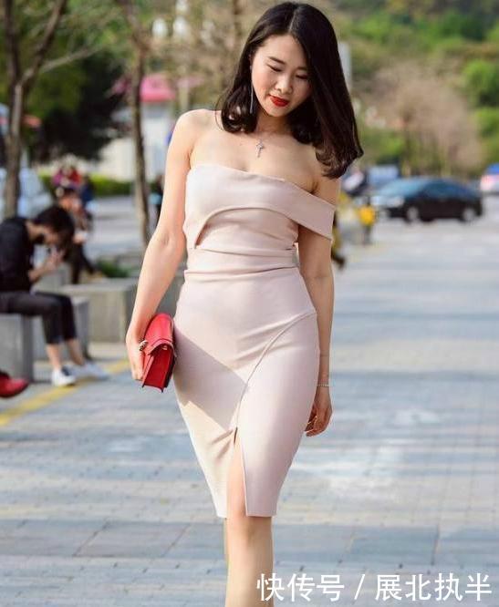 # 看起来#让小姐姐看起来非常的迷人,魅力十足,街拍:黑色紧身小背心