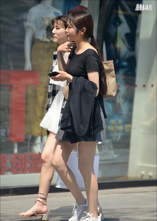  「晃眼」女神潮范儿美搭！街拍：夏日清凉性感美女，太晃眼了吧？（组图）