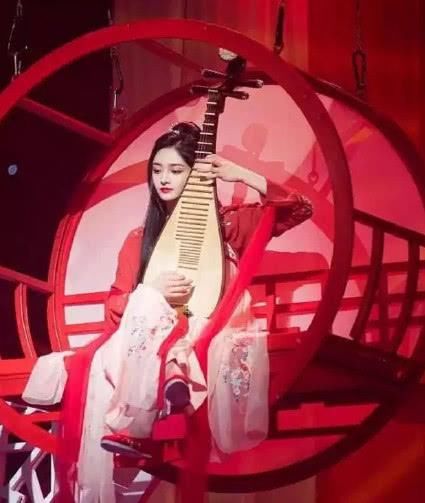 鞠婧祎和周洁琼相似之处这么多?看看她们的穿搭就知道了