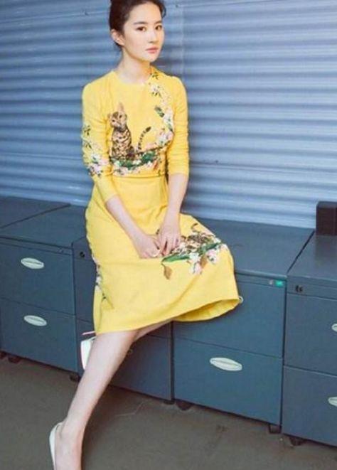 路人镜头下的刘亦菲, 紧身包臀裙超抢眼, 但看到露出的腿我沉默了