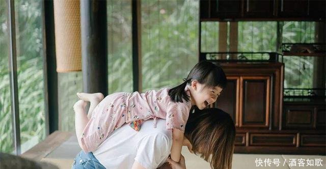 『误认』“最帅岳父”火了,参加婚礼被误认成“抢婚的”,新娘这是我爸