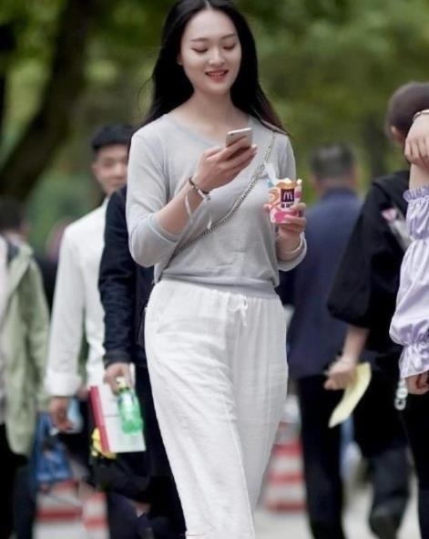  怦然心动：街拍：身穿红裙小美女，雪白的肌肤，让人怦然心动