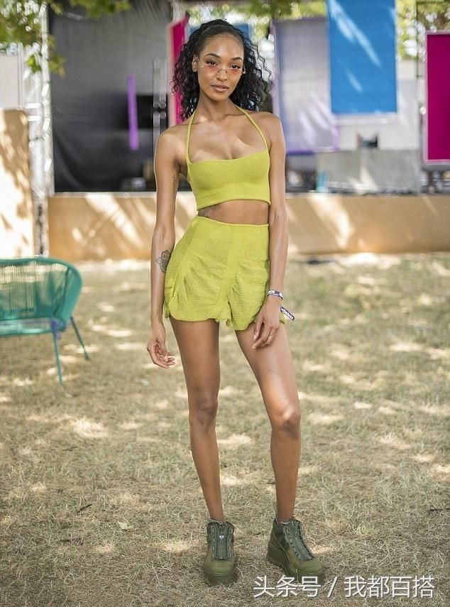 超模黑珍珠长腿细腰出街 网友大呼：这不科学啊，这么瘦还有料！