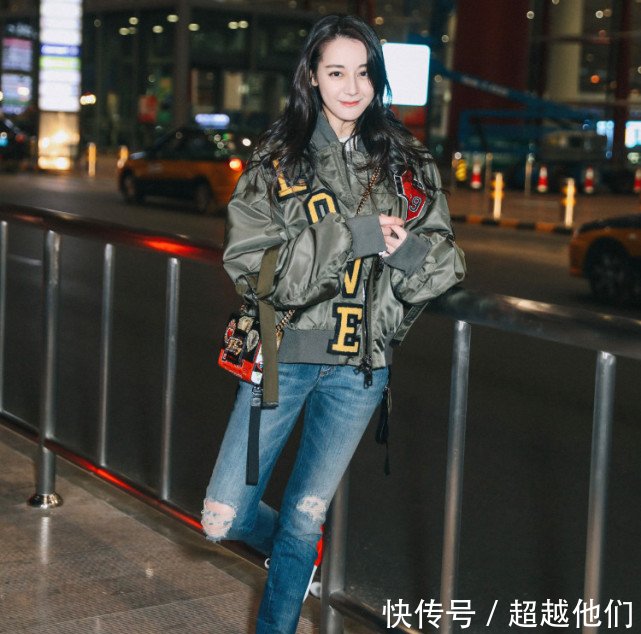 迪丽热巴的裤子绝了，这是湿了吗？居然意外的很好看！