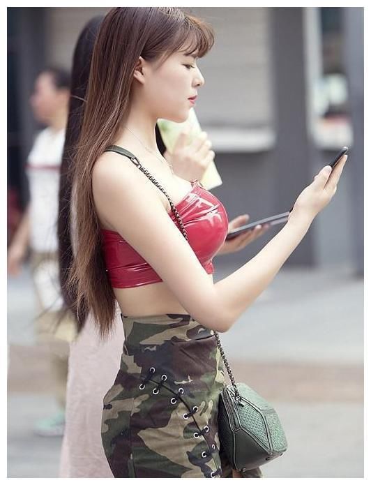 街拍：性感丰满的美女，足够吸引我的目光