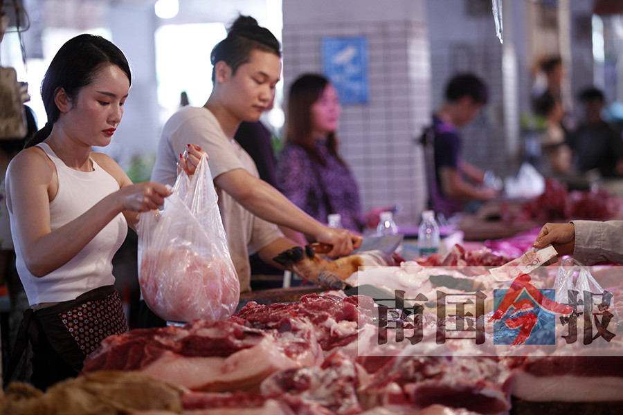 穿着时尚、身材堪比模特 美女卖猪肉成网红(图)