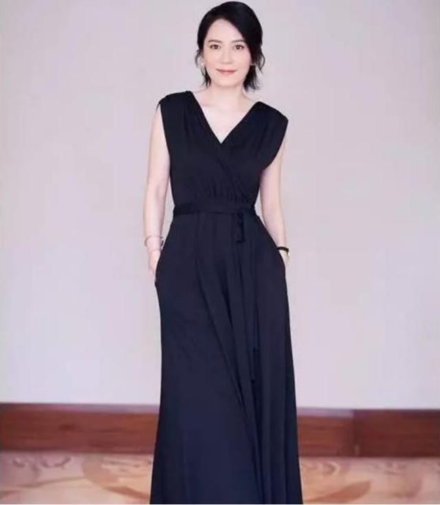 同是连体衣裤，俞飞鸿穿出了自信，马伊琍却穿的“很受伤”