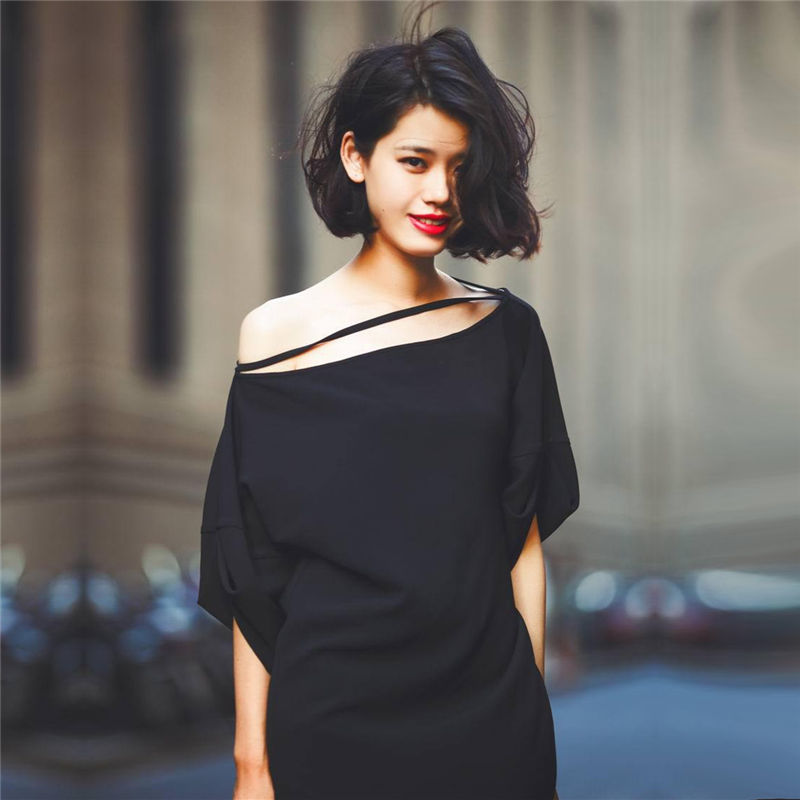 今年流行穿清新甜美的连衣裙，俏皮又不失优雅魅力，让人一见倾心