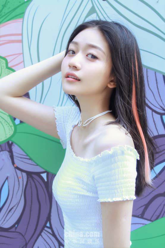 水晶夏日街拍秀长腿 满分笑容彰显青春无敌