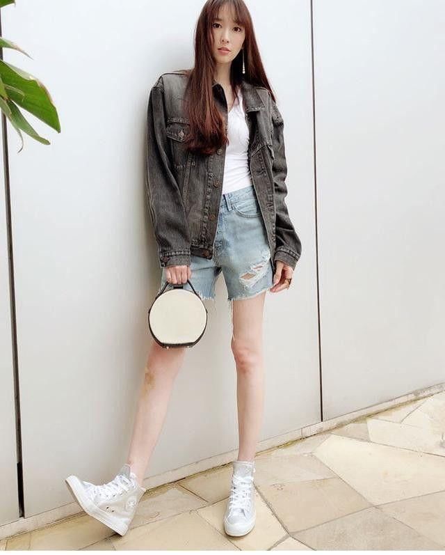 吴佩慈除了会秀腿，穿衣还真是一般！网友：看腿就够了！