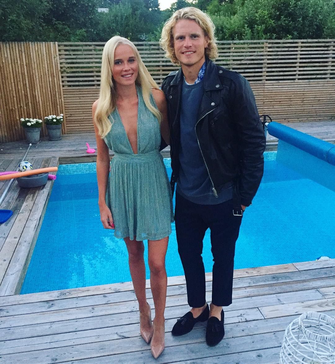 瑞典悍将女友外出度假 大秀美腿身材惊人