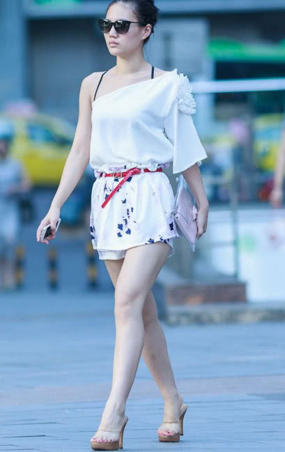 街拍：打扮修身得体的小姐姐，外表上潮流范儿十足！