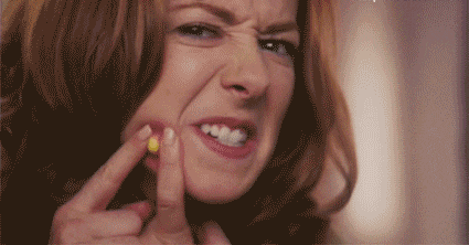 脸上痘痘挤出的“白色脓条”，究竟是什么东西，有2方法能清退它