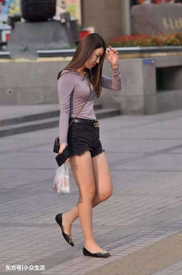 街拍:浅紫紧身裤尽显女神范, 小姐姐简约大气, 让人过目不忘