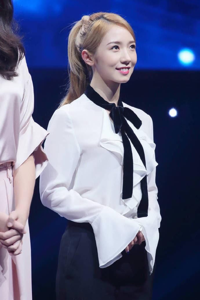 孟美岐性感饭拍写真图片