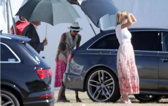 梅根看哈里王子打马球，穿镂空连衣裙秒断货，比女友时代更放松