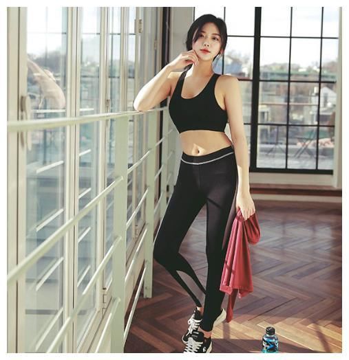 美拍：穿着紧身裤的丰满女子，你敢相信她已经三十多岁了吗