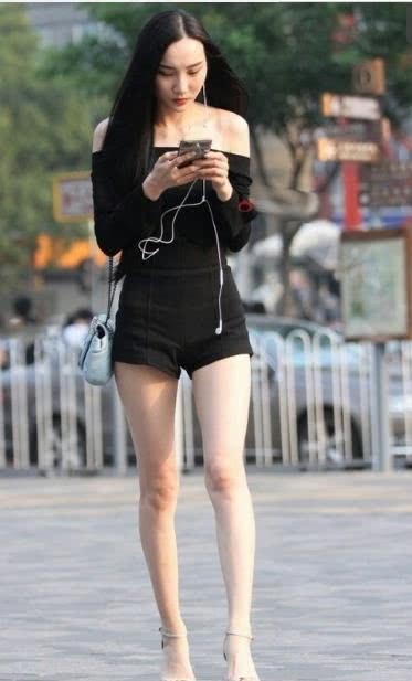 高挑小姐姐紧身一字肩显露完美胸型，膝盖上的紫青骗不了自己