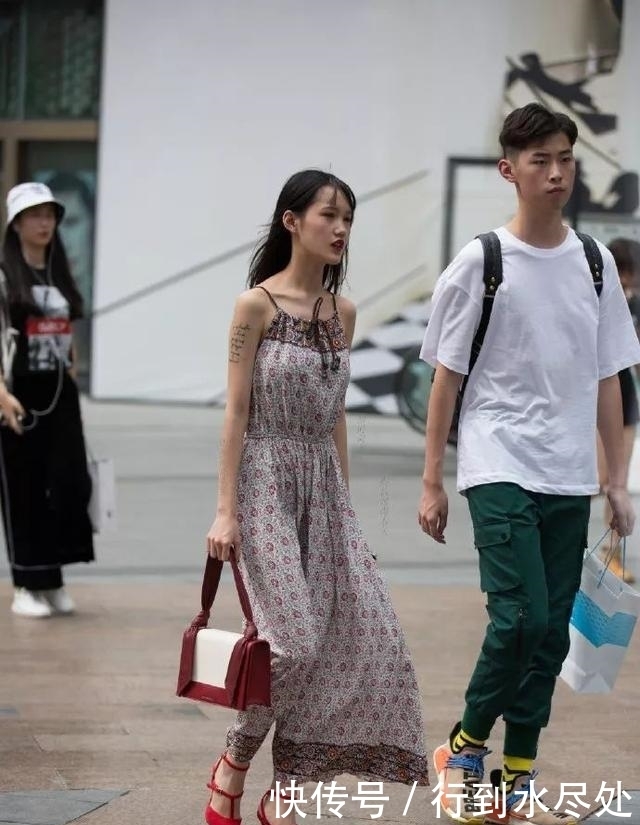 轻熟|搭配上一双优雅的尖头高跟鞋，让她还能够展示出一种轻熟的魅力