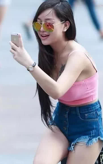 气质小姐姐短裤背心清凉出街，俏皮可爱伸舌头降温，胸口纹身很是
