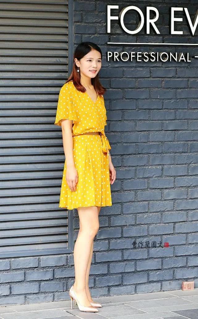  「搭配」街拍：美女同色系搭配更有精致感