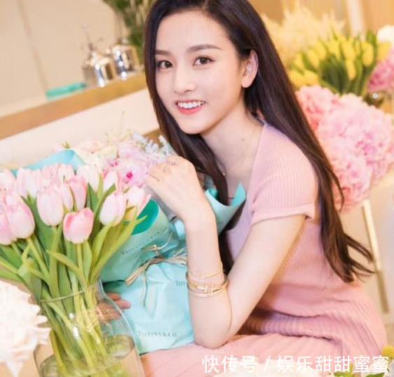 20岁宋祖儿和21岁关晓彤同穿粉色裙，小姐姐和大妈的差距！