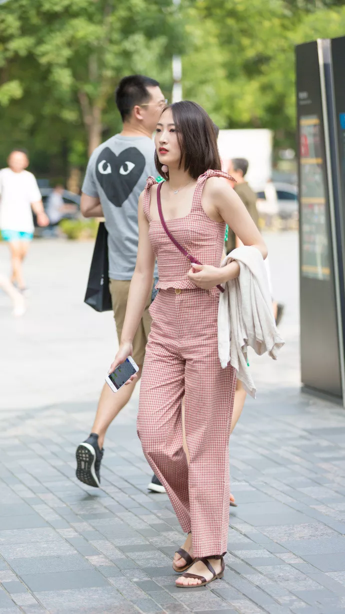 ?路人街拍，小姐姐身材微胖，穿着休闲又舒适，模样俊俏！