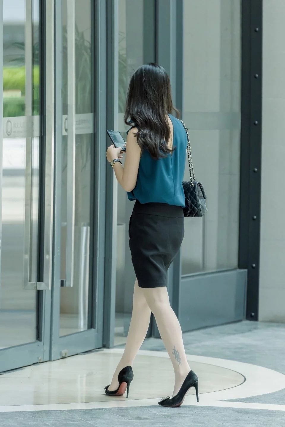 街拍:优雅气质肉丝美腿大姐姐,彰显成熟女人风采