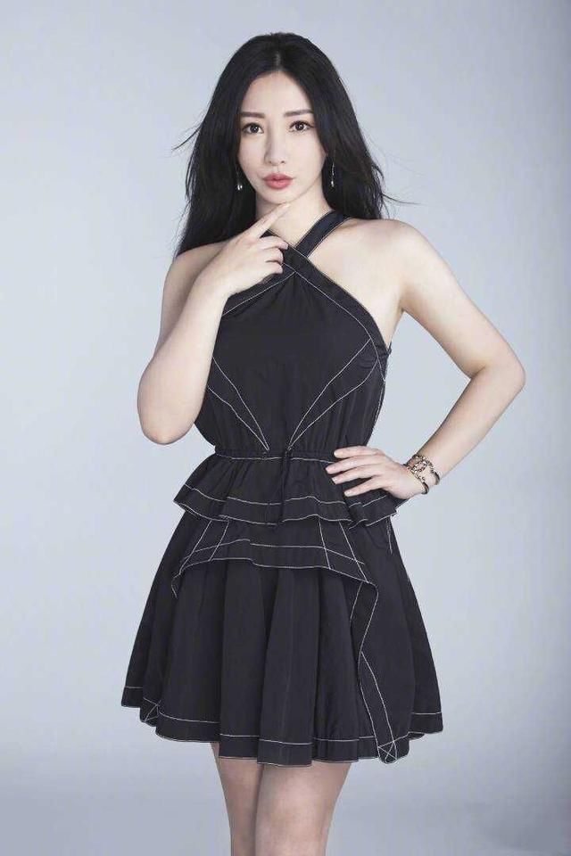 黑色上衣遮不住柳岩性感身材，网友：谁叫她骨子里就是“妖精”呢